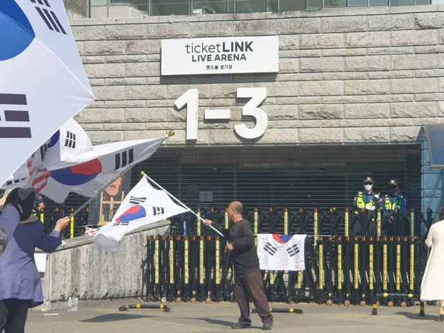 08시46분 경찰들 다시 선글라스 마스크 무장중입니다. 볕이 따갑긴 합니다만 괜히 걱정되는군요.