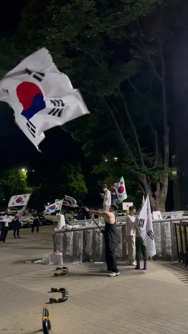 6/8 22:00 - 6/9 03:30
 1-3  구역 태극기 담당 했어요 🇰🇷
진짜 어깨 박살 나는 기분🫨