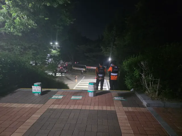 3시 25분 올공 왔습니다. 소방대원 2명이 정문 사진 촬영하고 가네요.