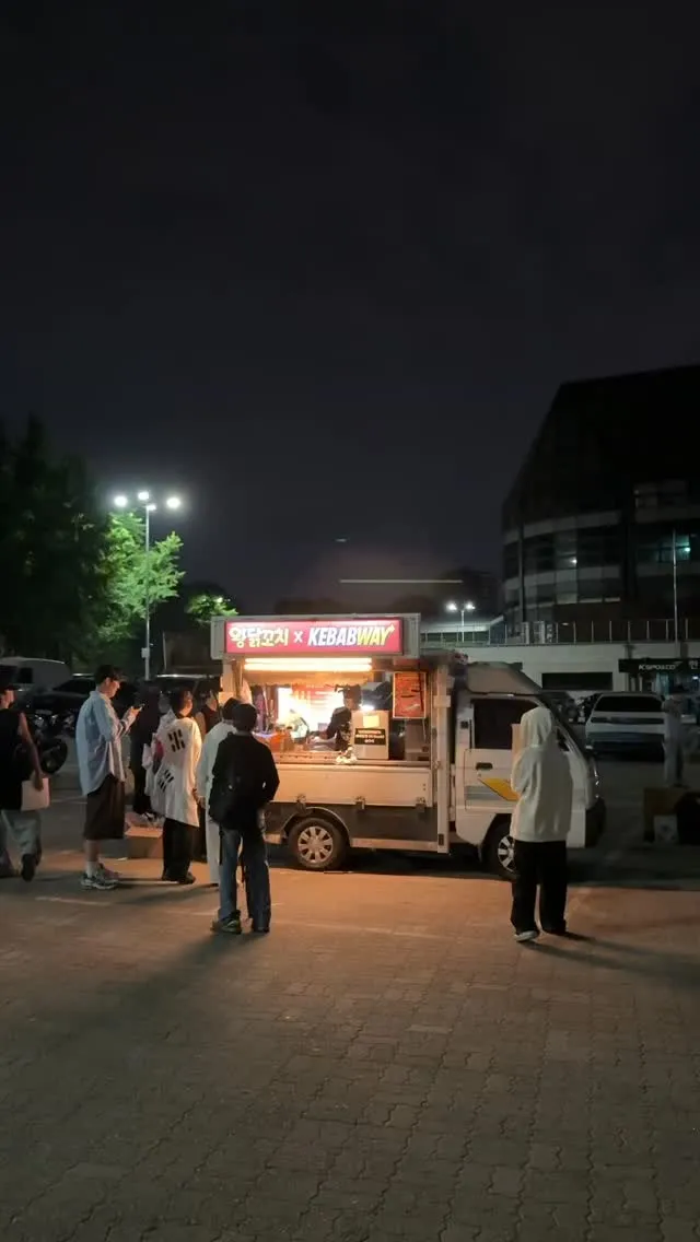 푸드 트럭과
길게 늘어선 대기줄

*무료 X, 유료 O