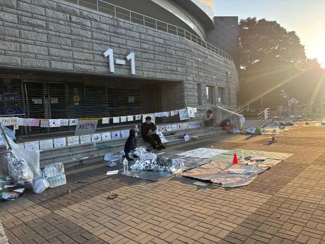 오늘 시위자분이 올린 사진입니다.
아침마다 출근조로 빠져서 많이 부족합니다.
교대가 꼭 필요해! 다들 지원부탁드립니다!