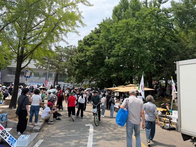 뜨거운 날씨에도 사람들 많습니다