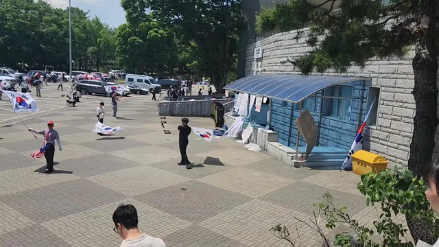 9일 오전 11시 15분 땡볓에 《부정선거 재선거! 당근 수개표!》를 외치는 민주 수호 운동 시민들!
평일 오전이라 중년 남녀, 어르신들이 눈에