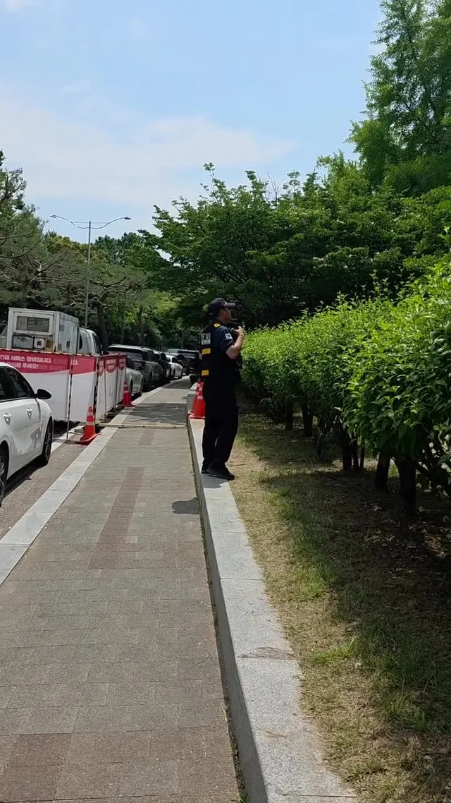 경찰들이 하루에 이렇게 여러번 현장을 보나요? 방금 또보고 가네요 절보고 째려보고 지나감😱😨 요번에는 모자쓴 경찰 전에는 모자 안씀
