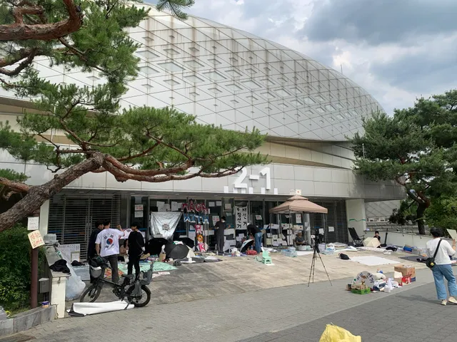 아침부터 지금까지 아름답고 정의로운 친구분들께서 
지켜주셨는데 교대해주실 분들 필요합니다
2-1 도 사람이 적고, 근데 그 아래에 보면 통로가 