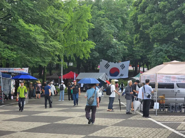 호우로 오후 미팅이 다 취소되어...😓
잠시 들린 올공~때 마침...비가 그쳐서...
우리 미래세대가 넘 열심히 외치고 있어서 조금 더 머물다