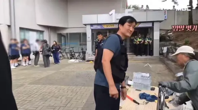 이 미친놈들이 미성년자 양말까지 벗겨서 검사하자고 함 

이게 사람새끼임? https://t.co/GpYiDdLAxZ