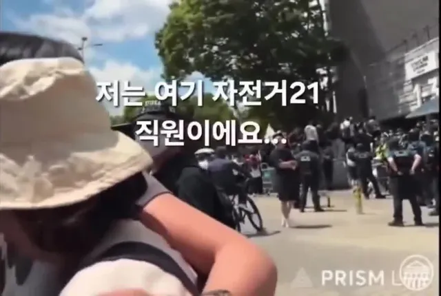 아니 진짜 미쳤나
여자분 어깨에 손 올리고 위화감 조성하는 거 보세요 여러분.
자전거 타기에 불편해 보인다고 인신공격하고
신발 벗으라 그러고
이