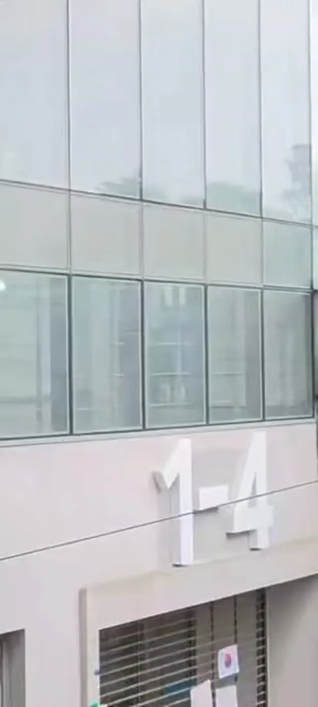 경기장 내부에서 투표함을 옮기는 모습.
경찰이 엄정 대응한다는 소식.

선관위가 또다시 경찰에게 SOS 친것 같군요

아마 오늘 밤과 내일 새벽