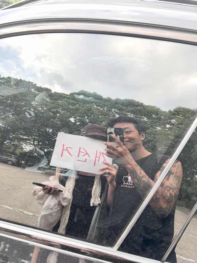 오늘도 새벽 네시반에 출근하고서
여자친구와 함께 달려왔습니다.
아무리 말이 많고 탈이 많아도
여전히 어떠한 것에도 흔들리지 않고
목이 터져라 외
