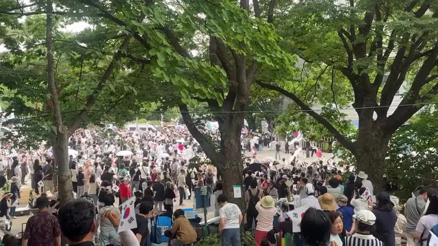 6/9 PM 04:36
슬슬 많이 모여주시기 시작합니다.
이에맞춰 경찰병력도 보강되고 있습니다.

중간중간 극단적발언의 어르신들땜에 마찰이 일어