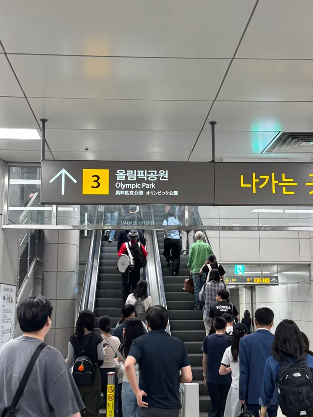 재도착.
1-4 지킵니다
미니 태극기 10개 정도 남아 있는데 나눔드리겠습니다