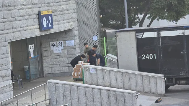 ** 작년 6.3 대선 **
경>>찰, 참관인 없는 철거 상황 :
투표지 및 인명부, 사무용품 반출 현장
(곧 지울 것입니다)