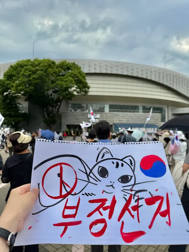 여기 대단한 분들이 많아서 너무 놀랍네
질서정연, 깨끗하고, 고생하시는 자원봉사자분들, 지쳐있지만 쓰러지지 않는 어르신들, 아기들 데려 온 부모