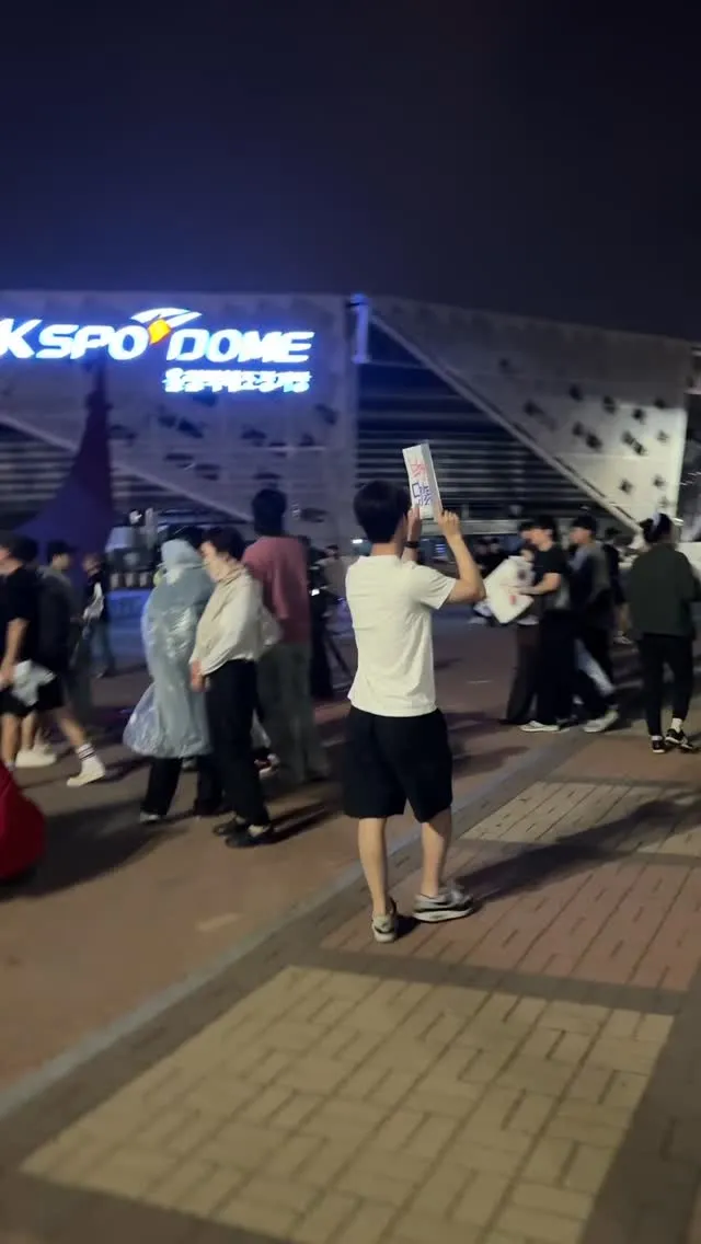 26.06.09 21:21 올공2-4 에 경찰4명이 바리게이트도 없는 2-4로 진입시도해서 시민들이 놀라서 관등성명대라고 해도 무시하고 진입시도