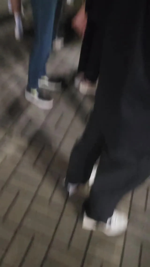 올공 1-4 오시면 청년들이 모여 담소도 나누며 각각
입구를 지키고 있네요 오손도손 좋은 분위기와 함께 치킨도 먹을수 있으니 다들 사람없는 소외