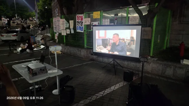 올공 1-4 오시면 청년들이 모여 담소도 나누며 각각
입구를 지키고 있네요 오손도손 좋은 분위기와 함께 치킨도 먹을수 있으니 다들 사람없는 소외