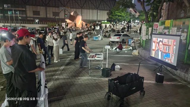 올공 1-4 오시면 청년들이 모여 담소도 나누며 각각
입구를 지키고 있네요 오손도손 좋은 분위기와 함께 치킨도 먹을수 있으니 다들 사람없는 소외