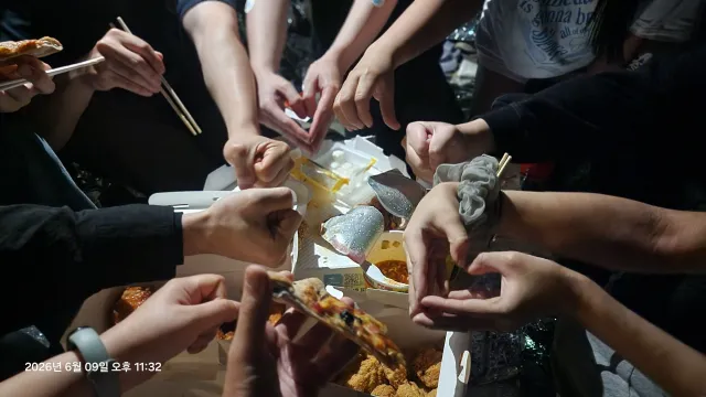 올공 1-4 오시면 청년들이 모여 담소도 나누며 각각
입구를 지키고 있네요 오손도손 좋은 분위기와 함께 치킨도 먹을수 있으니 다들 사람없는 소외