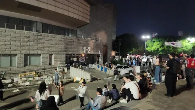 전한길 아저씨 오늘도 나옴
쁘락지랑 대진연 아까도 내쫓음
근데 확실히 수요일이 위험함
숫자가 엄청 적음