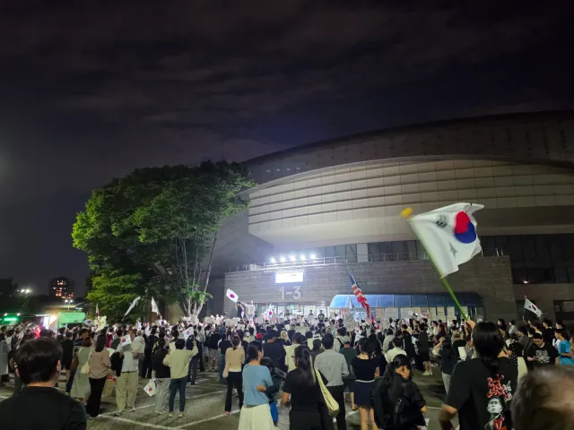 6.9. 오후 10:42 실시간입니다.
저는  오기전에 실시간이 궁금하더라고요.

그리고 두번째 사진 보시면 돌아다니시면서 건물 안 쪽도 한번씩