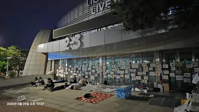⚠️각 게이트 마다 경찰들 깔리고 있답니다⚠️
‼️제발 인원 취약 구역으로 지원 부탁드립니다‼️
2학년 2반~ 3반 쪽 테이프 뜯기고 컴퓨터 켜