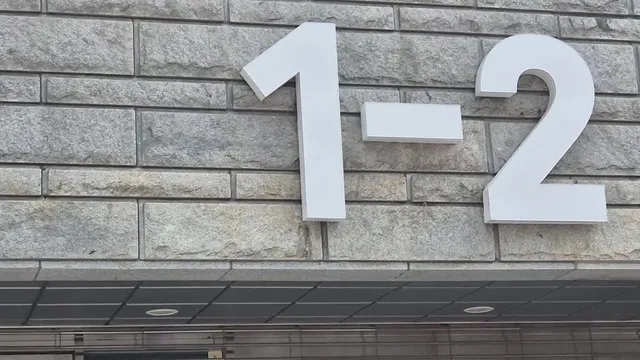 올림픽공원 소식 듣고 바로 왔습니다.

오전 10시 27분
1-2 출입구 근처에 채증카메라?가 재등장했습니다.

어제 밤에는 저 카메라 든 사람