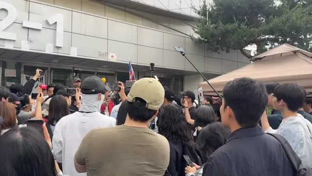 올림픽공원역 2-1에 사람들이 모여 있어요. 
가장 취약한 시간에 ...
2026년 6월 10일 오전 8시 46분 때 상황입니다.
