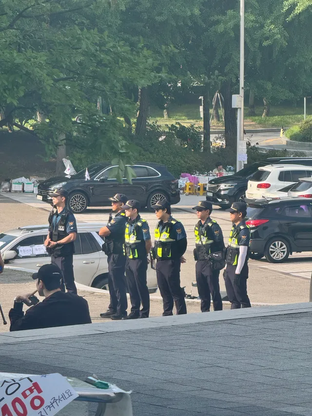 경찰 분들 다 교대하셨는데 
복면 쓰신 분들 들어오시고
젊은 분들로 다 교체 되었습니다.
절대 3시 아닐 것 같습니다.
무서워서 집 못 가겠어요