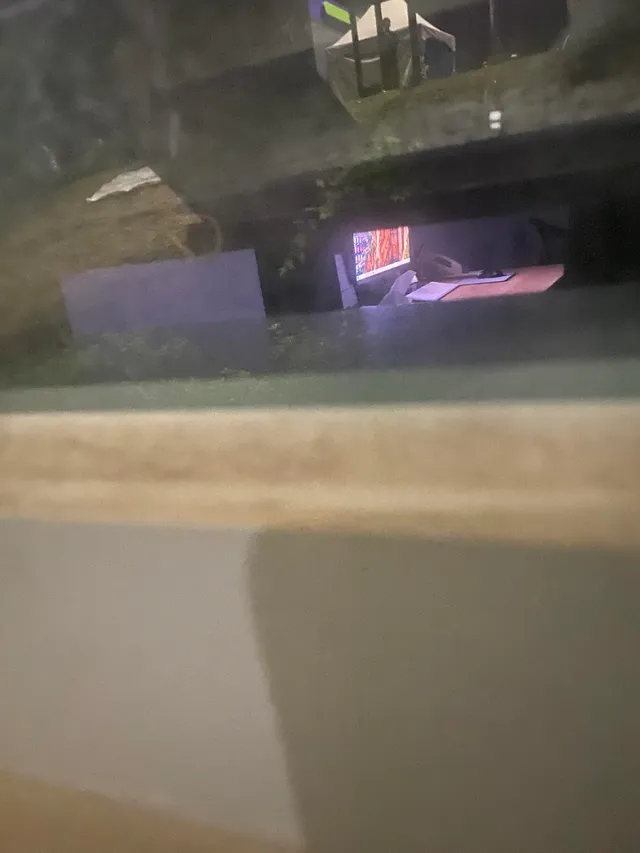 2학년3반뒤에 컴퓨터화면 켜져잇습니다 사람은
안보이나 사무실이분리?되잇는대도 컴퓨터켜져잇어요
