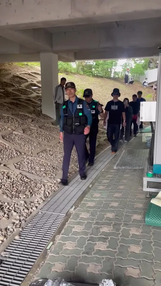 1학년 4반 앞인데 경찰들 돌아다녀 
창문 확인한대