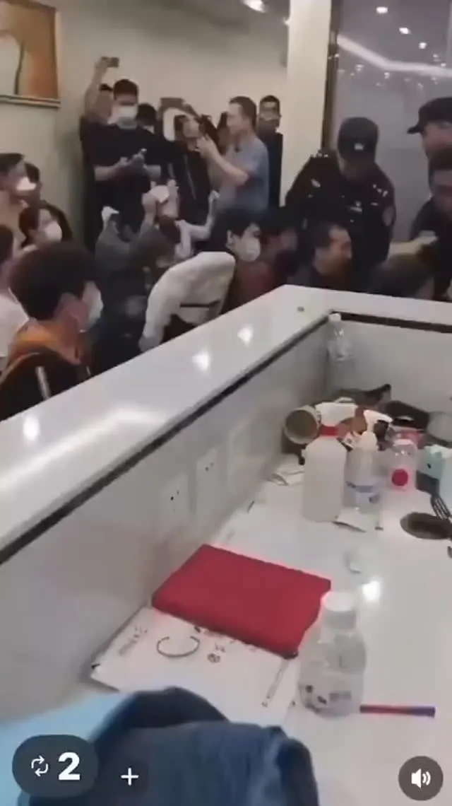 중국: 사람들이 은행에서 무릎 꿇고 빌고 있음.
본인이 저축한 돈 돌려달라고.....

부정선거 맘껏 저지르는 우리나라가 
곧 공산화되면 일어날