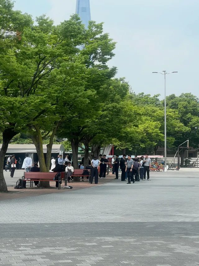 6/10 오전10:54
오늘 빙 둘러본 결과
여러 곳에서 5-10명이상 다 모여 있습니다.
오늘만큼은 친목이 아닌,
귀 막고 지켜만 주세요.
말