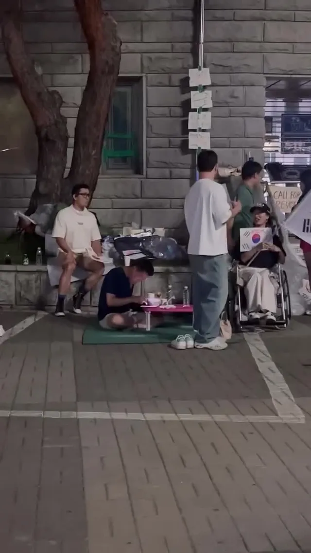 목디스크 걸리실거 같아요. ㅜㅠㅠㅠ 야밤에 라면으로 끼니때우시고 ㅜㅜ (6/10 11:58 실시간ㅠ)